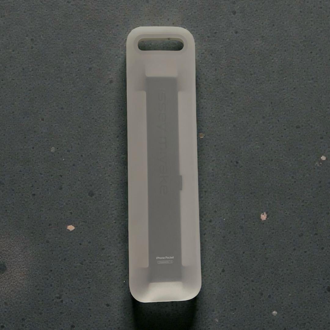 未使用　iPhone Pocket by ISSEY MIYAKE シナモン