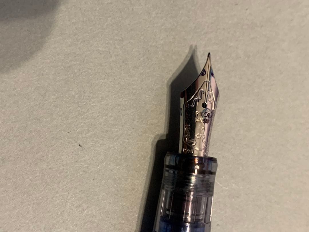 パイロットのブルースケルトンの万年筆