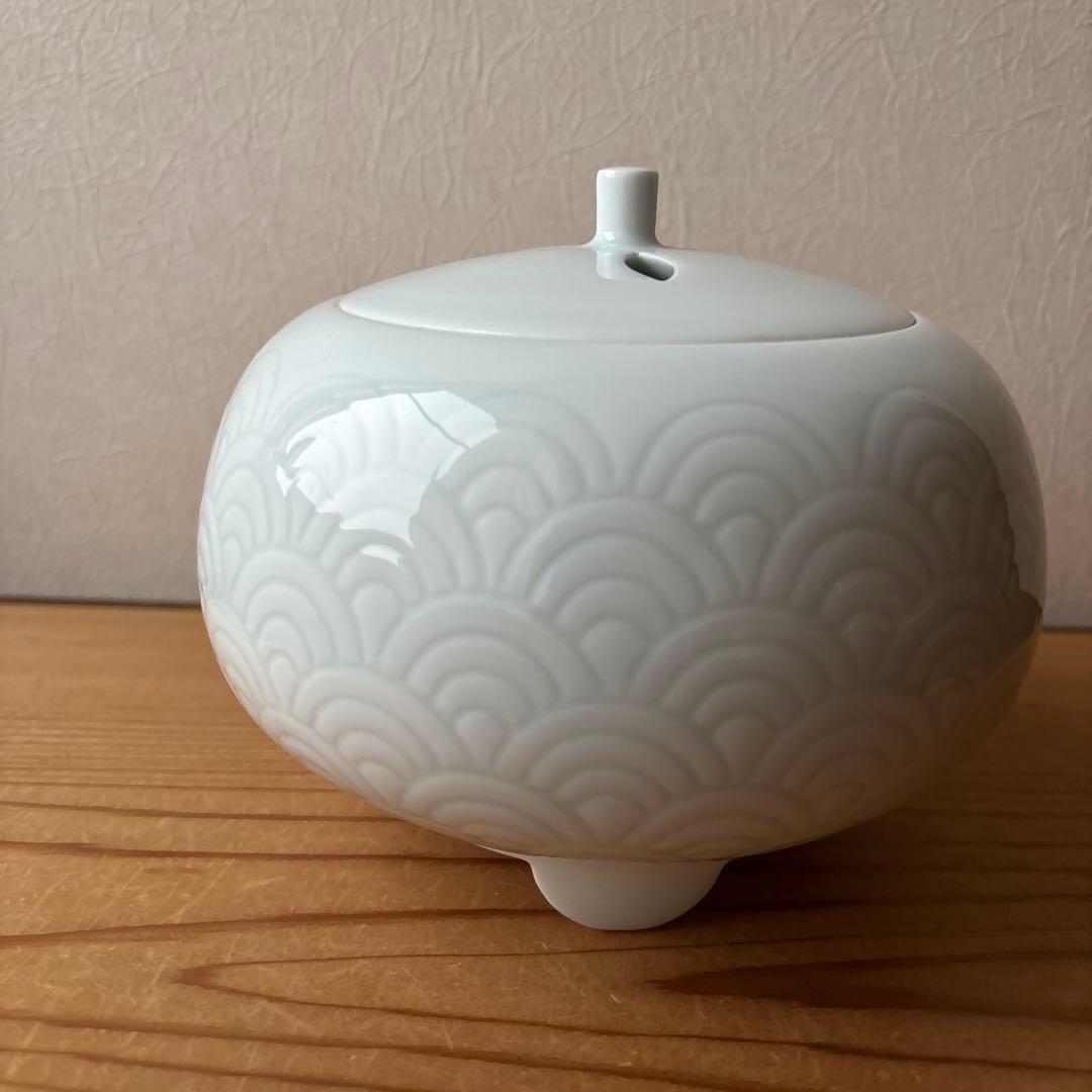 有田焼　人間国宝　井上萬二　美しい白磁青海波文　大きめの香爐　香炉