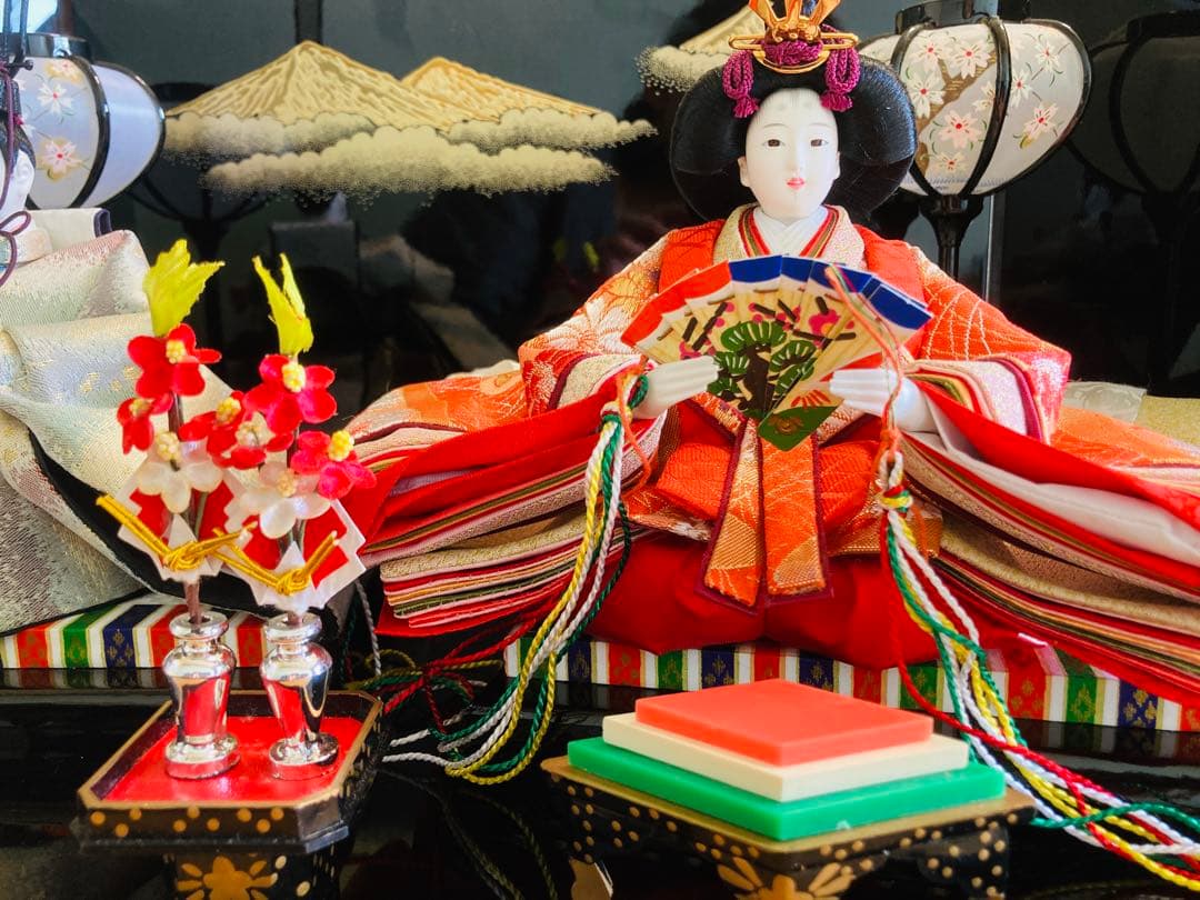 おまけタペストリー付◆雛人形◆お雛様 【親王飾り】 落ち着いた漆塗りの台座