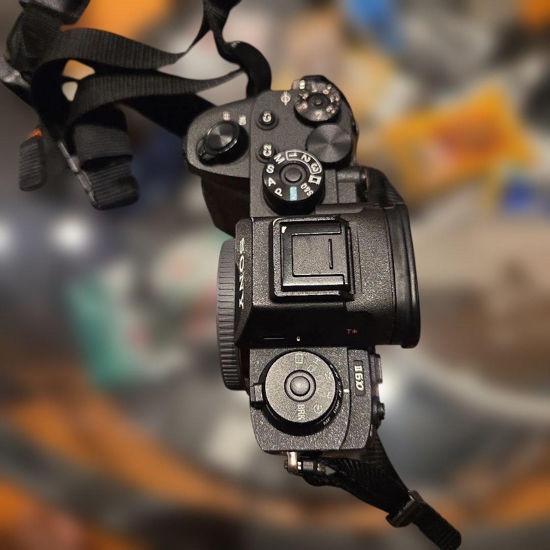 (良品) ILCE-9M2 α9Ⅱボディ 斜め掛けストラップ&カメラカバー付