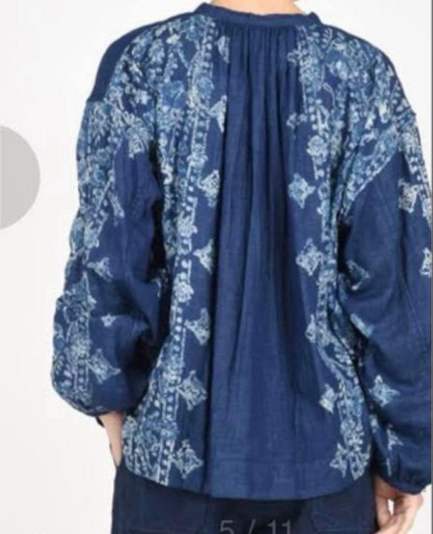 45R 二重織抜染プリントのギャザーブラウス（インディゴ） 45rpm