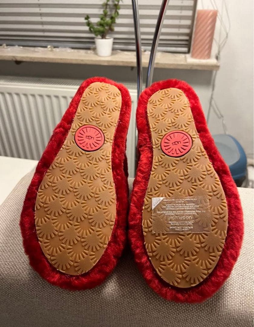 UGG レッドファーサンダル
