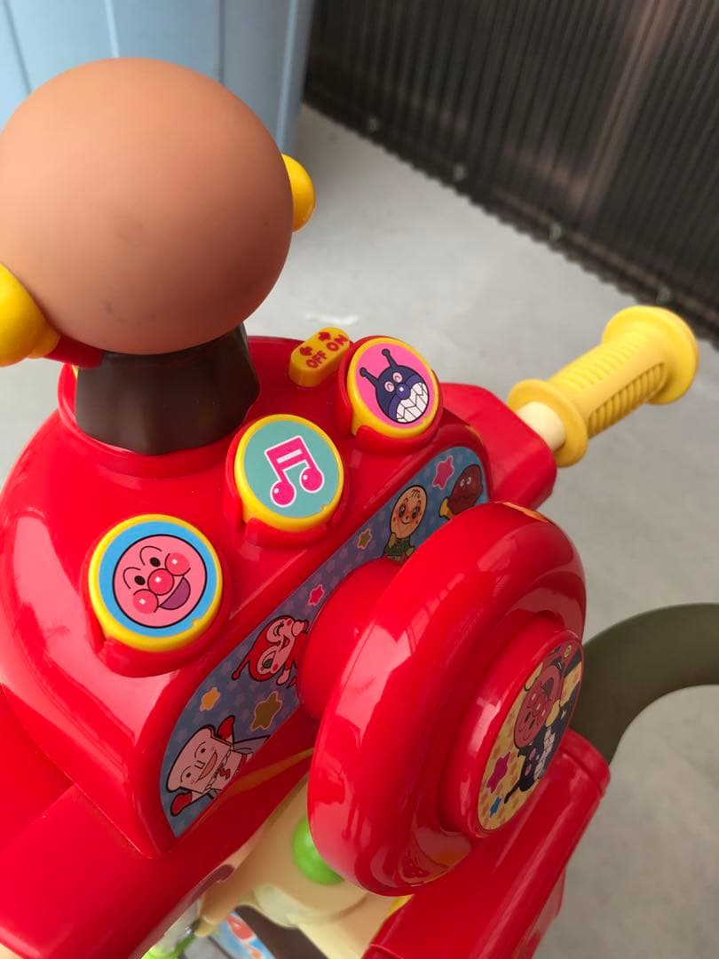 アンパンマン 三輪車 ヘルメット付　音楽ボタン付き 赤