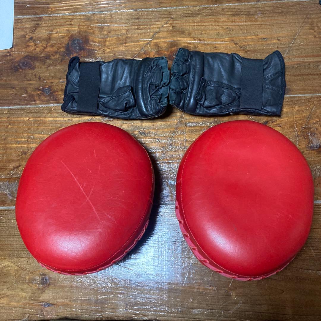 MMA MARTIAL WORLD パンチングミット 赤黒