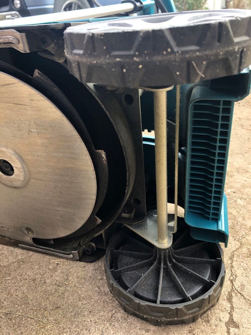 マキタ　充電式芝刈り機　MLM230D 純正バッテリー付きそれ以外付属品無し