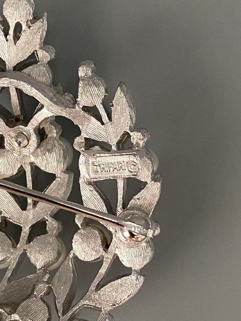 lotuscloud 2543⭐️TRIFARI トリファリヴィンテージブローチ