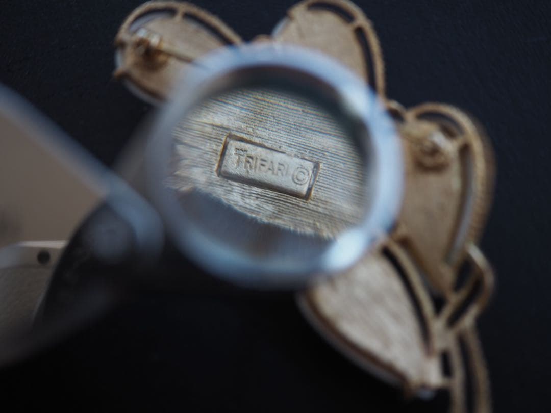 希少 TRIFARI ミルクガラス ブローチ ゴールドカラー ホワイト 艶