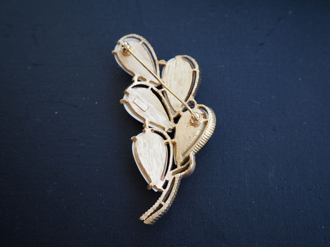 希少 TRIFARI ミルクガラス ブローチ ゴールドカラー ホワイト 艶