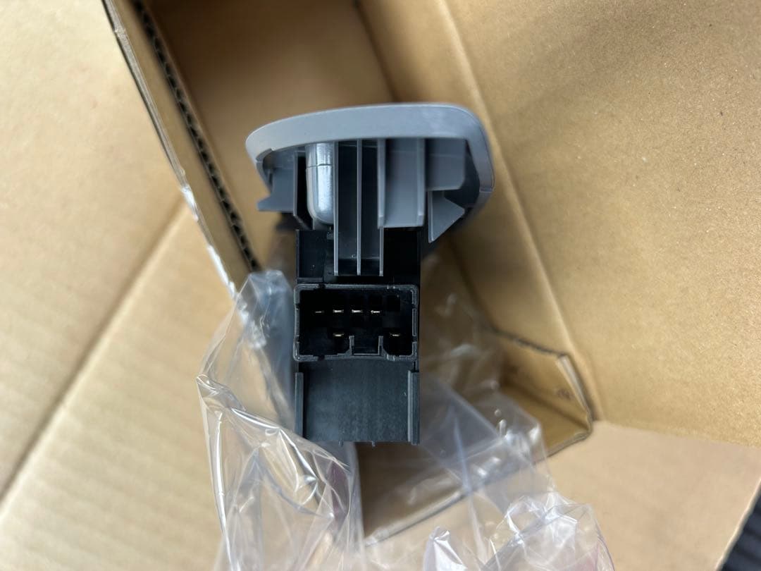 いすゞ純正フォワードFRR90運転席用 純正新品未使用パワーウィンドウスイッチ