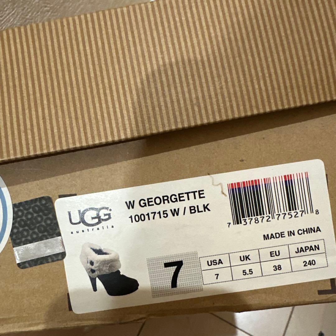 UGG ファー付き黒高ヒールブーツ