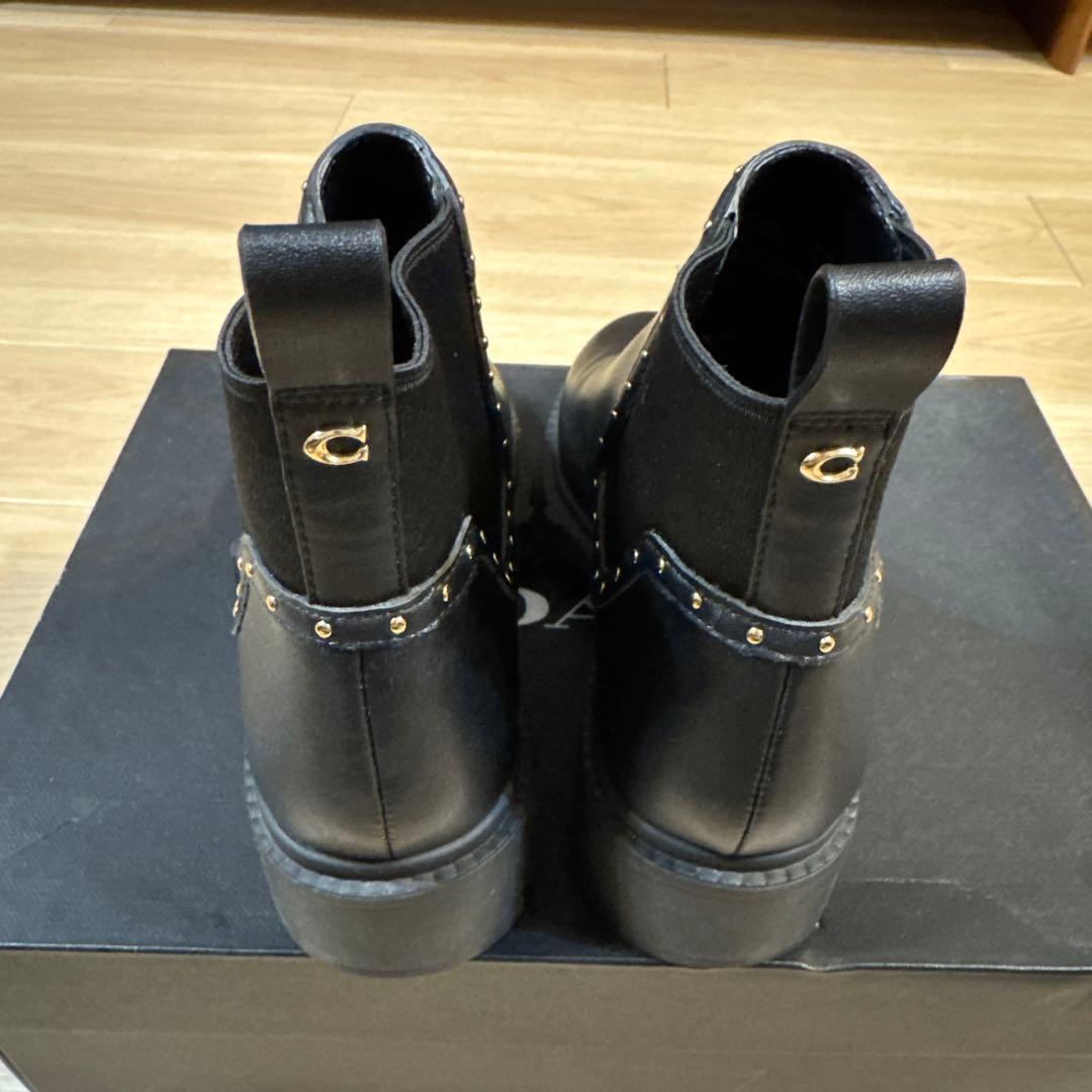 スタッズ付きブラックサイドゴアブーツ　COACH