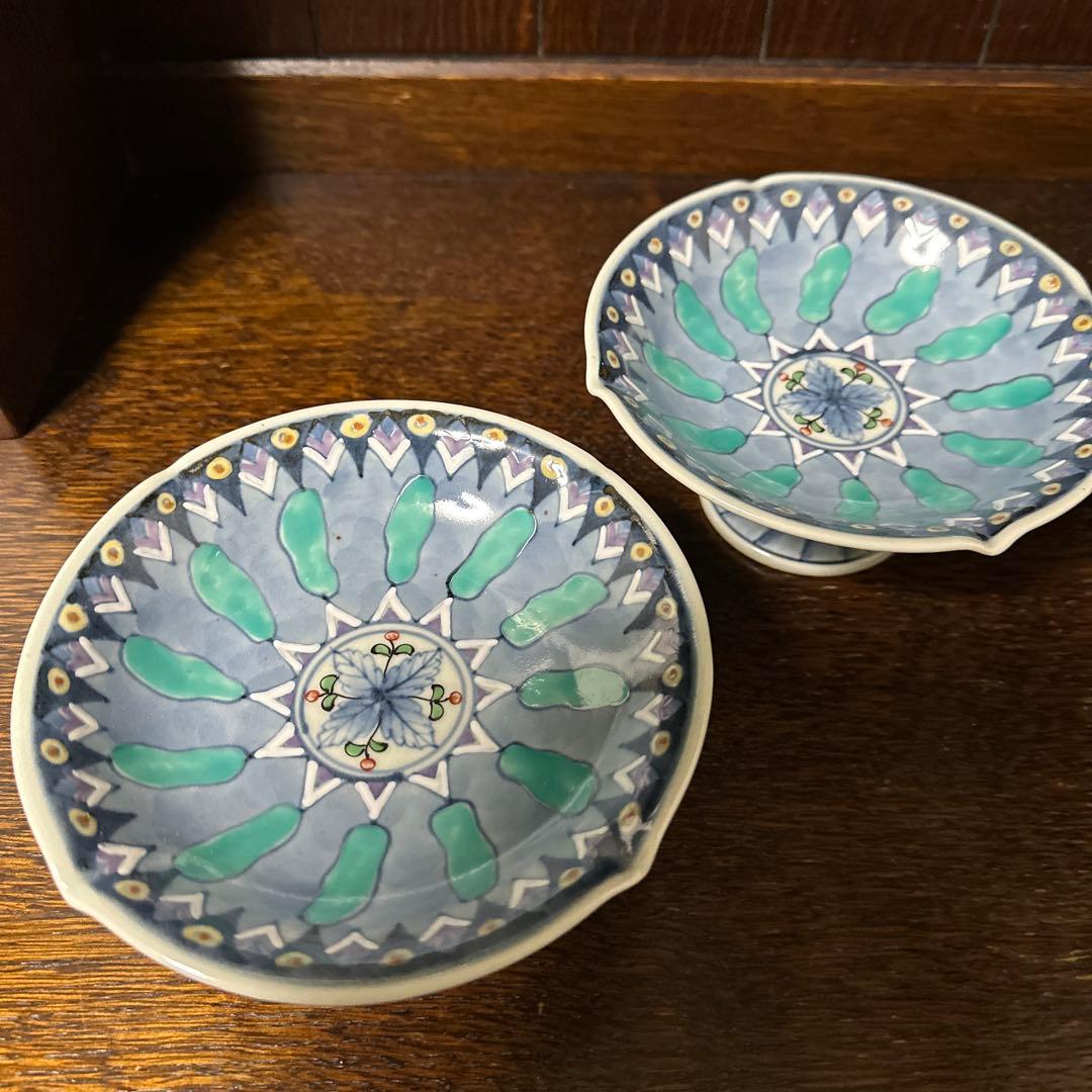 佐藤走波、染錦、際立つグリーンの幾何学文、高台皿