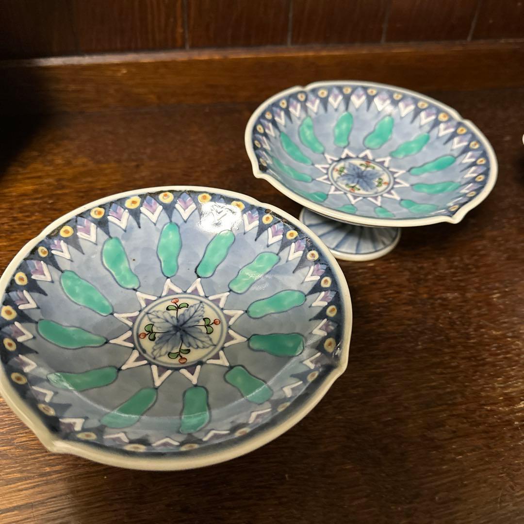 佐藤走波、染錦、際立つグリーンの幾何学文、高台皿