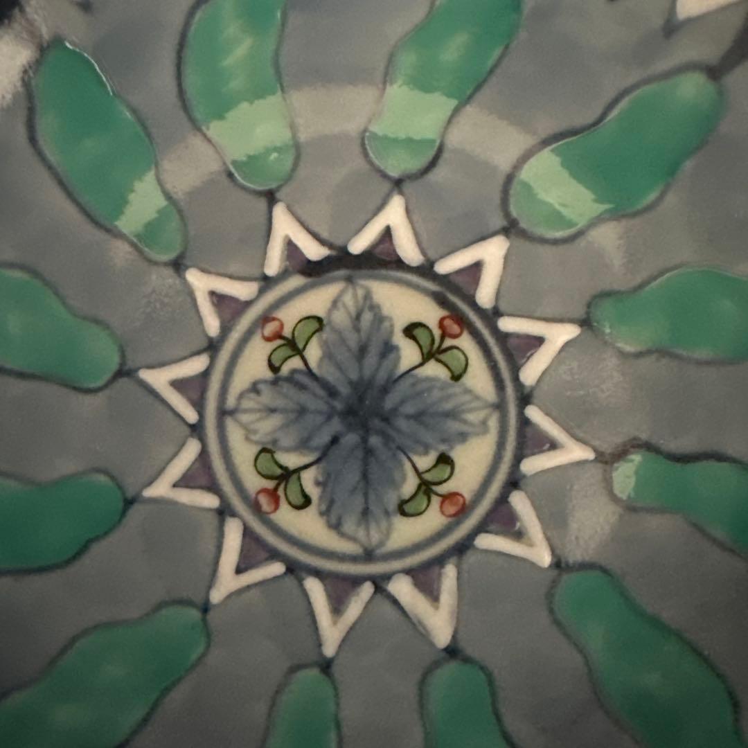 佐藤走波、染錦、際立つグリーンの幾何学文、高台皿