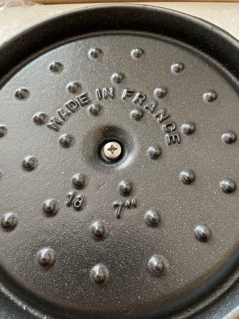 新品未使用シリアルナンバー有　staub ストウブ　ピュアホワイト　18cm