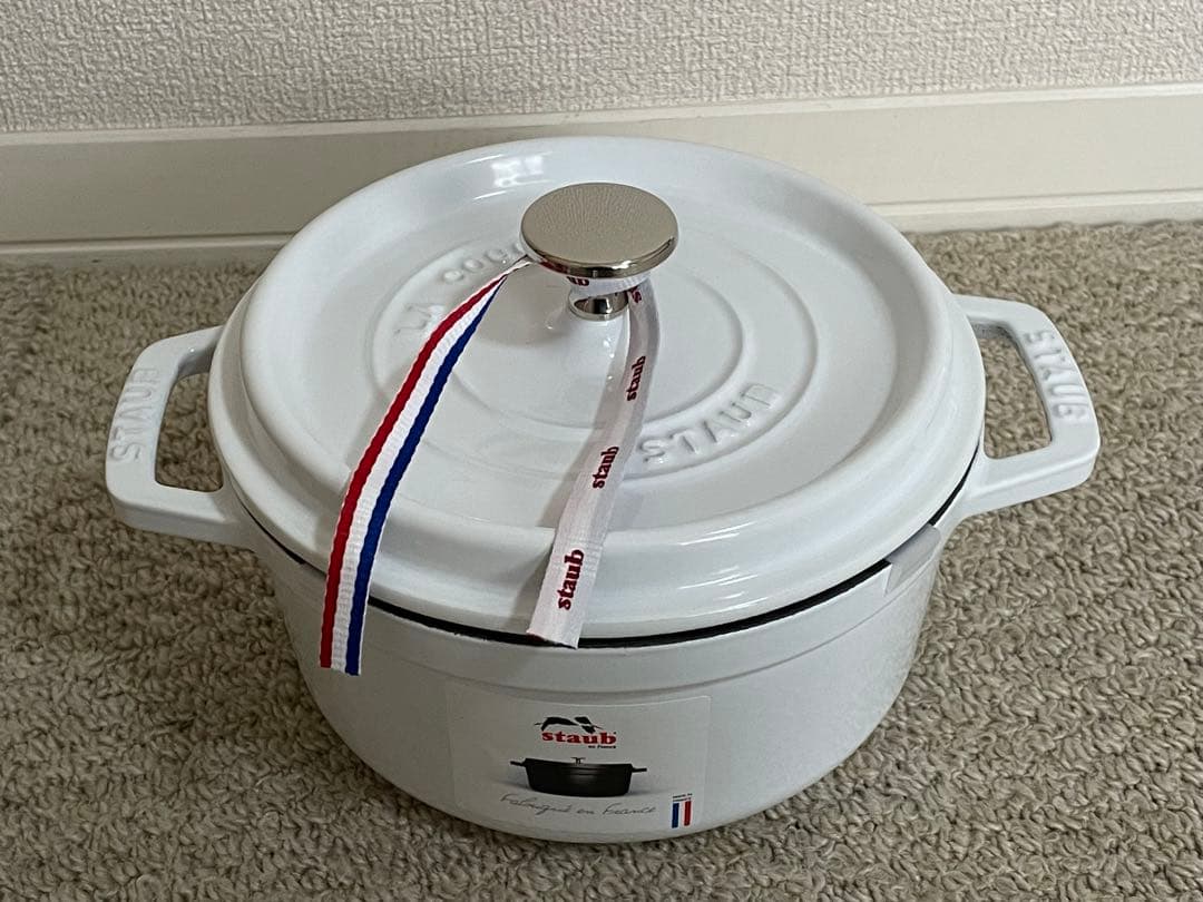 新品未使用シリアルナンバー有　staub ストウブ　ピュアホワイト　18cm