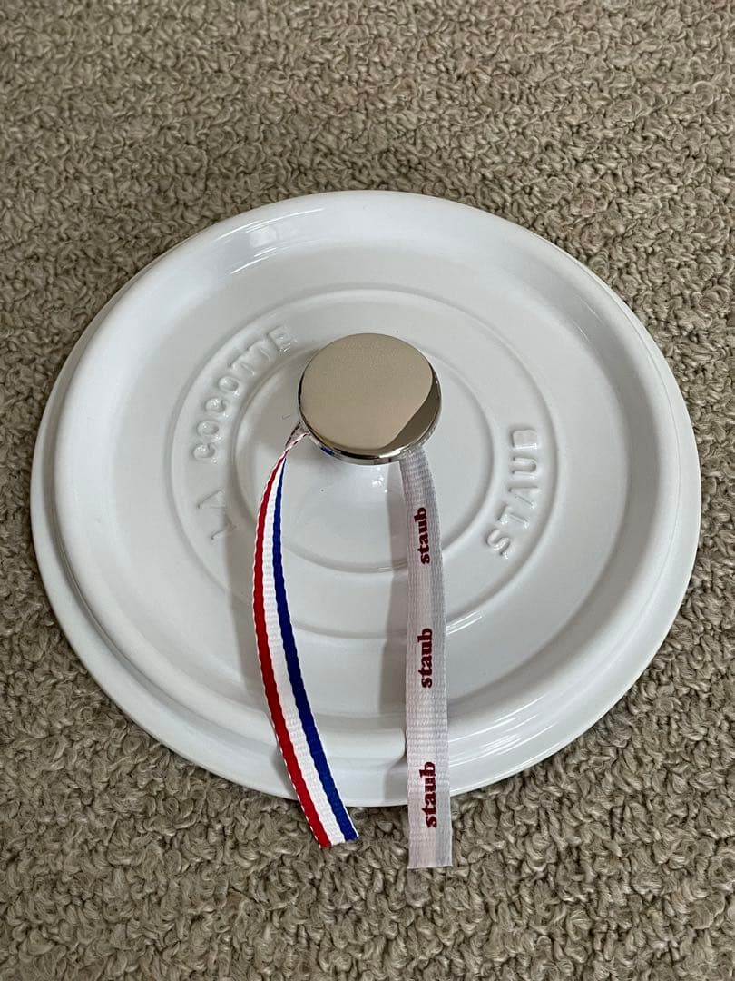 新品未使用シリアルナンバー有　staub ストウブ　ピュアホワイト　18cm