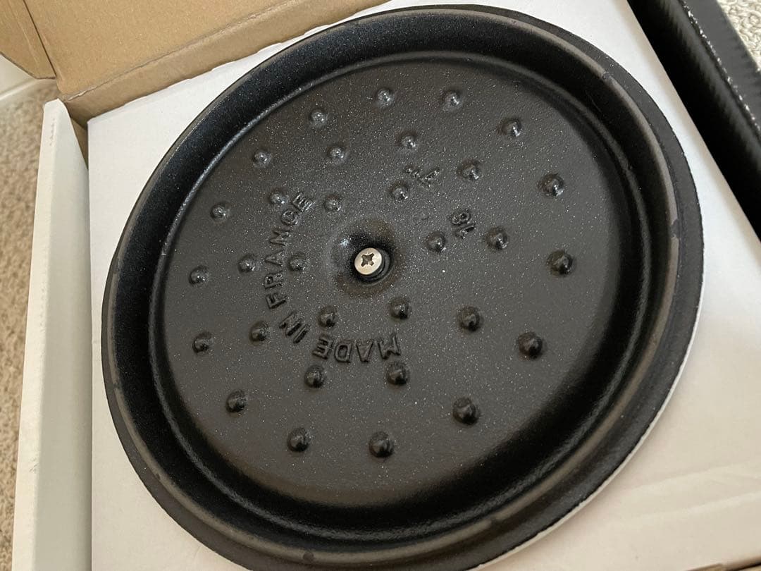 新品未使用シリアルナンバー有　staub ストウブ　ピュアホワイト　18cm