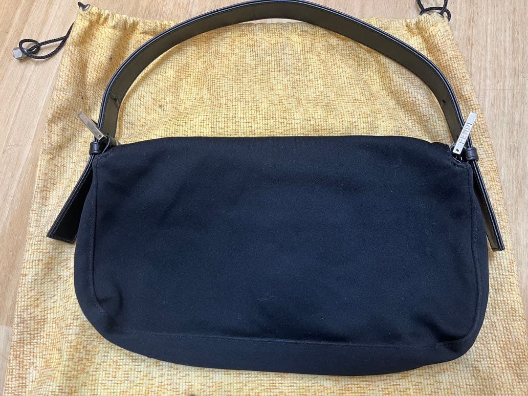 美品　FENDI フェンディ　マンマショルダーバッグ　ブラック