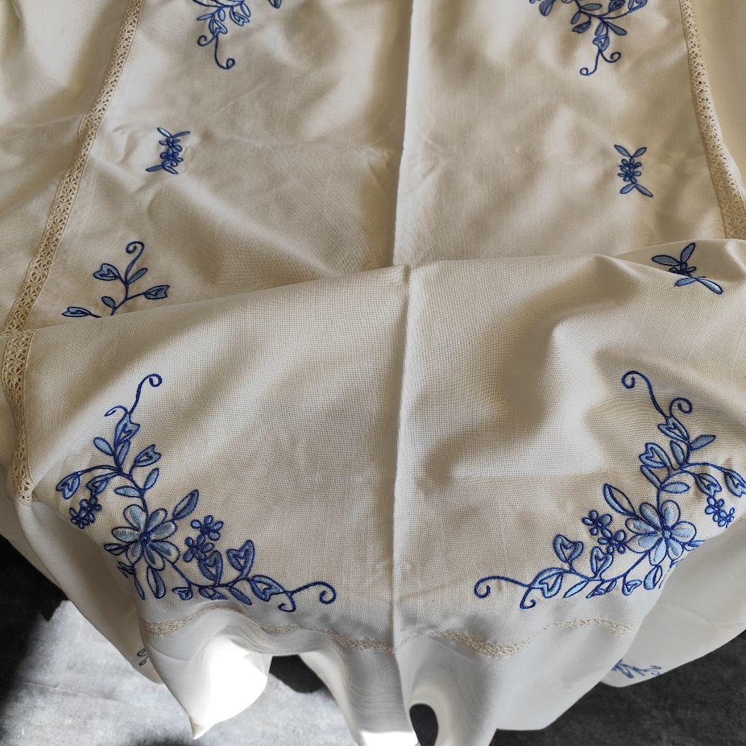 青糸の花柄刺繍　大判オーバル　混紡リネン　テーブルクロス