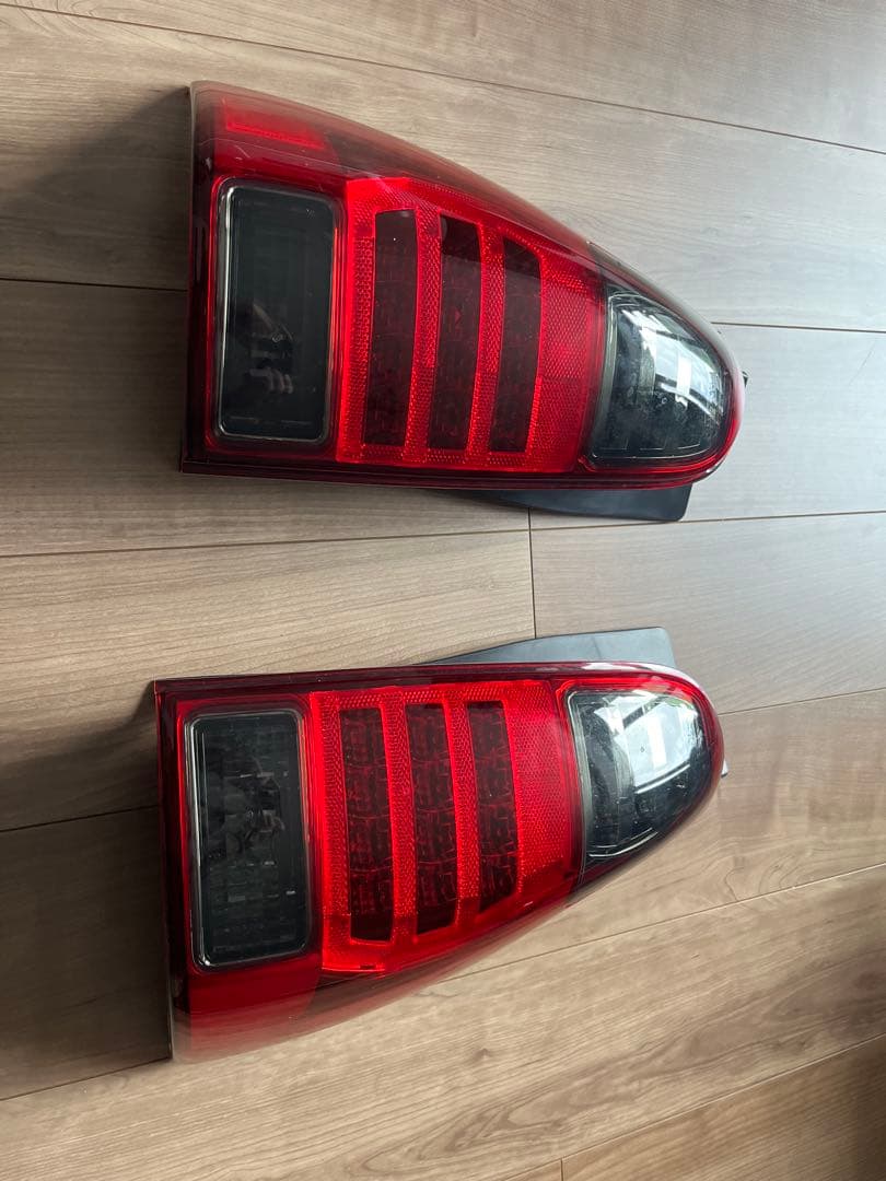 トヨタハイラックスサーフ215 テールランプ(右側)