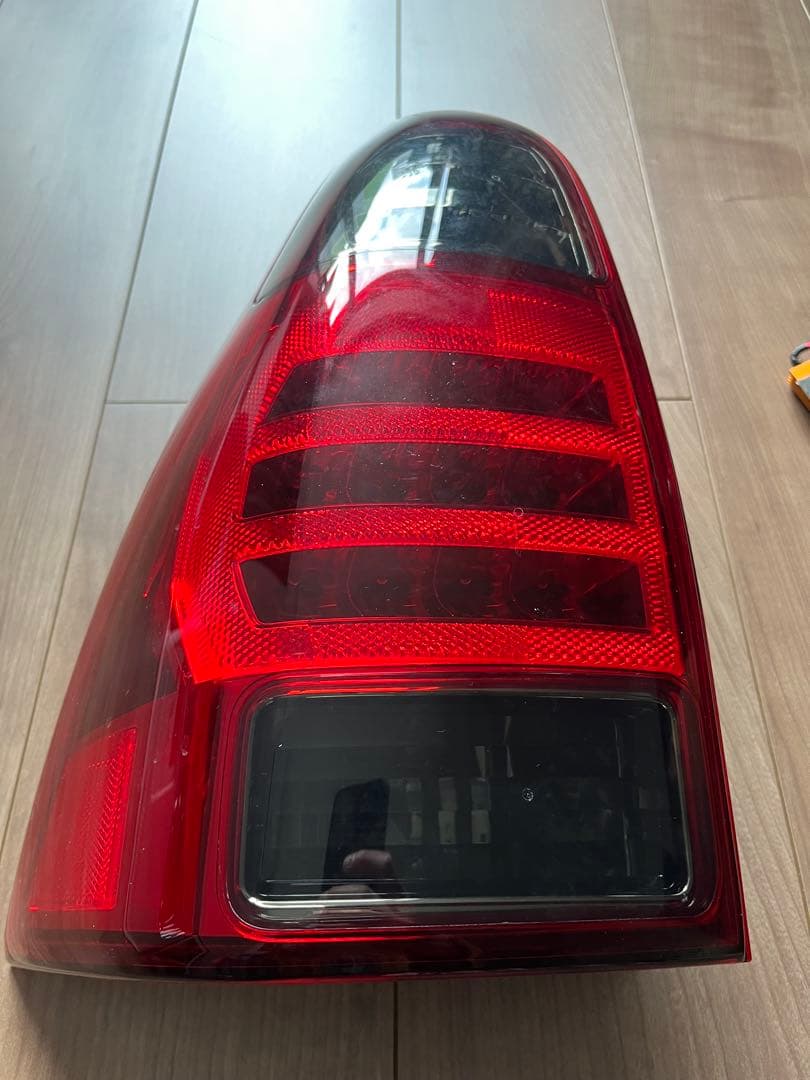 トヨタハイラックスサーフ215 テールランプ(右側)