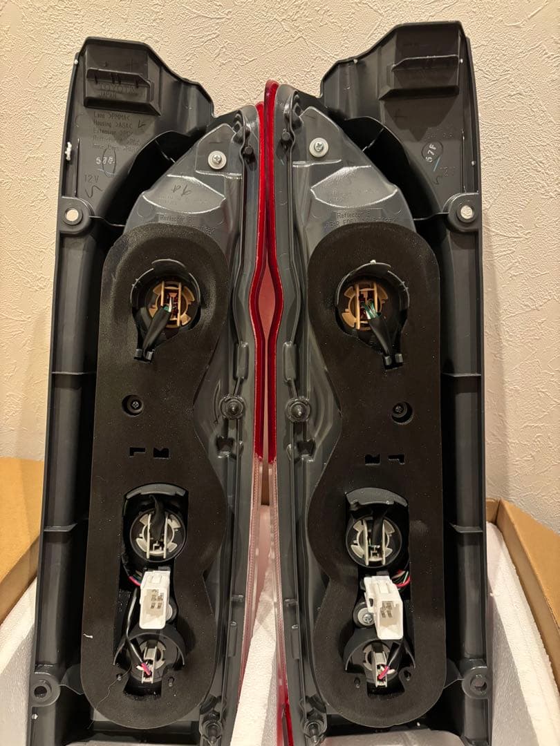 ハイエース純正品テールランプ 2個セット 赤/クリア