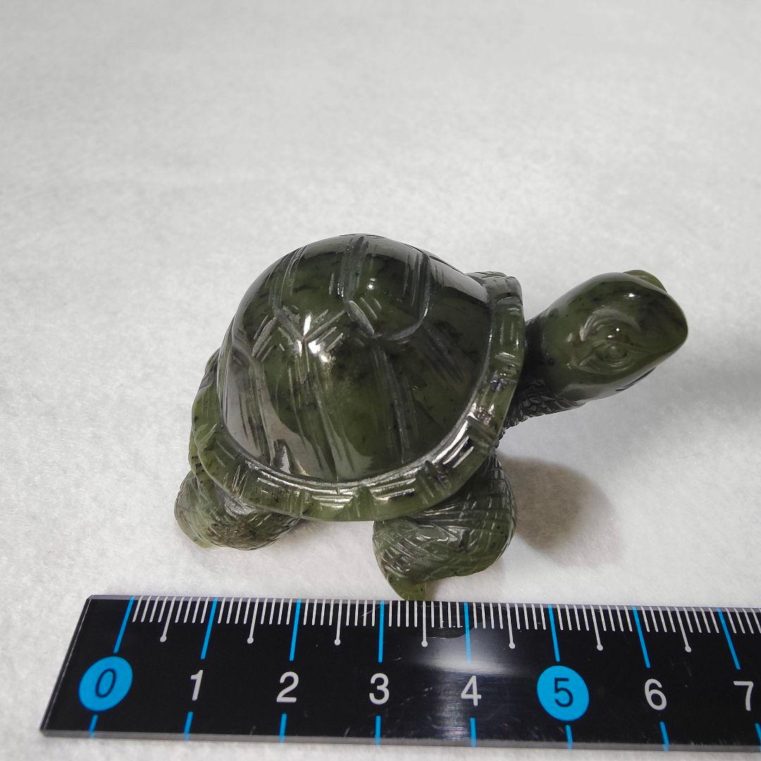 12 亀　軟玉翡翠（ネフライト）で作った亀　天然石　彫刻　翡翠　ヒスイ　亀　かめ