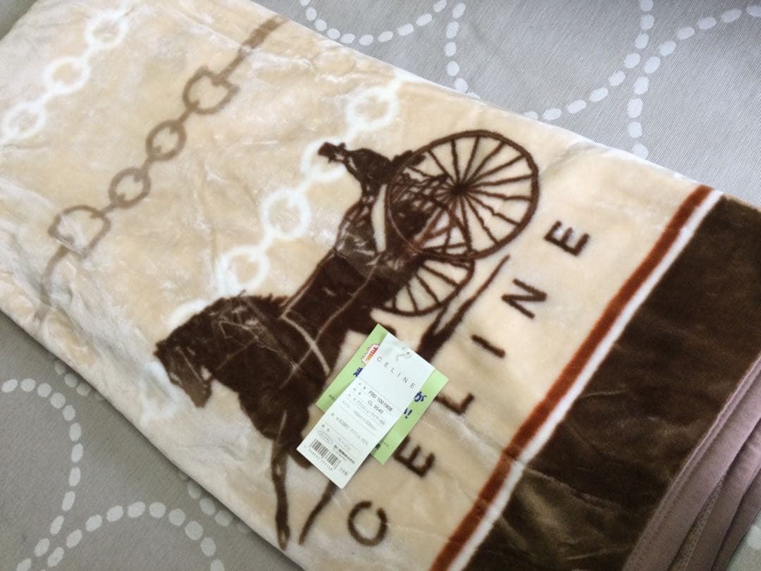 日本製　新品　セリーヌ　大ロゴ入り　帯電防止加工　アクリルニューマイヤー　毛布