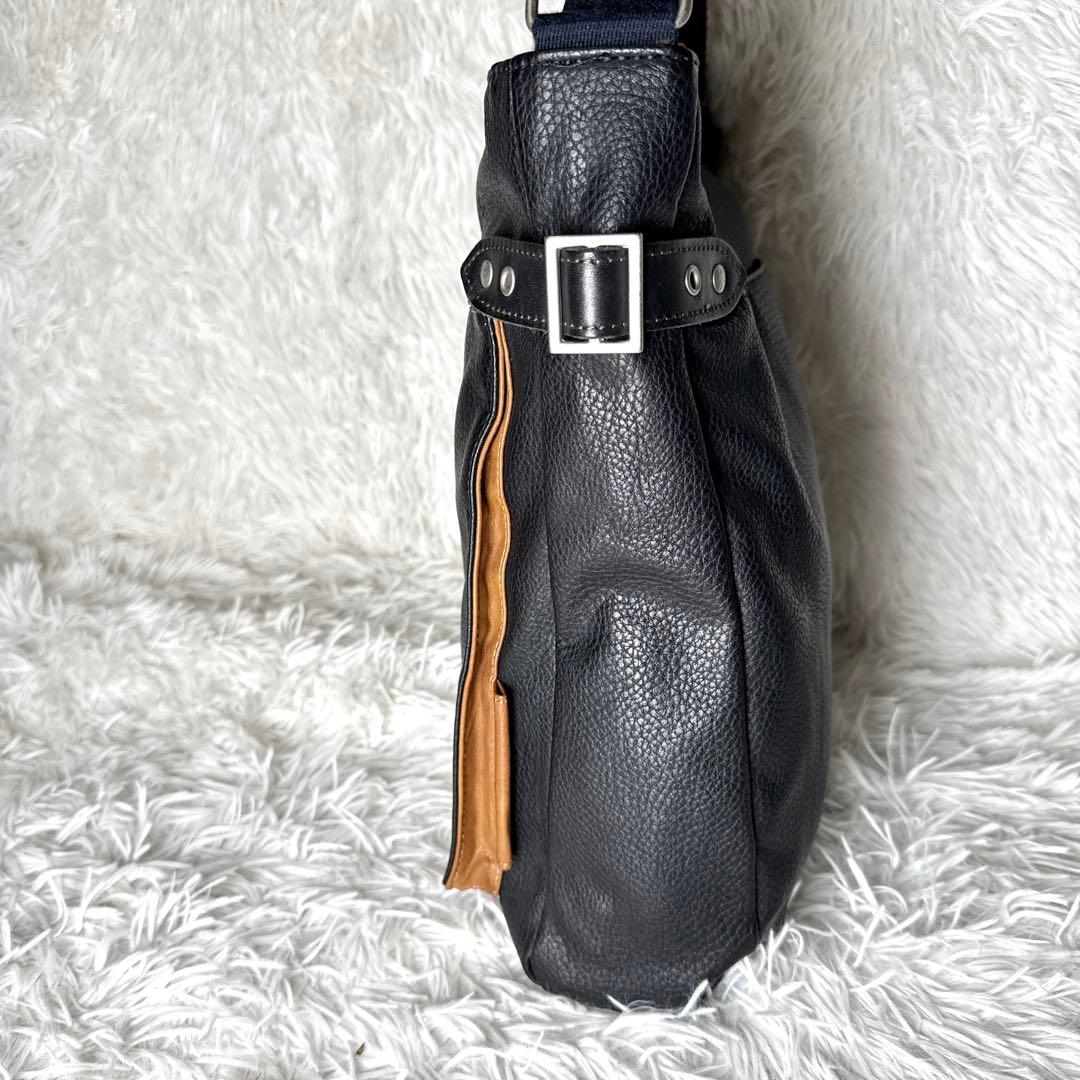 美品✨カステルバジャック ショルダーバッグ レザー 牛革 デカロゴ 黒 シボ革