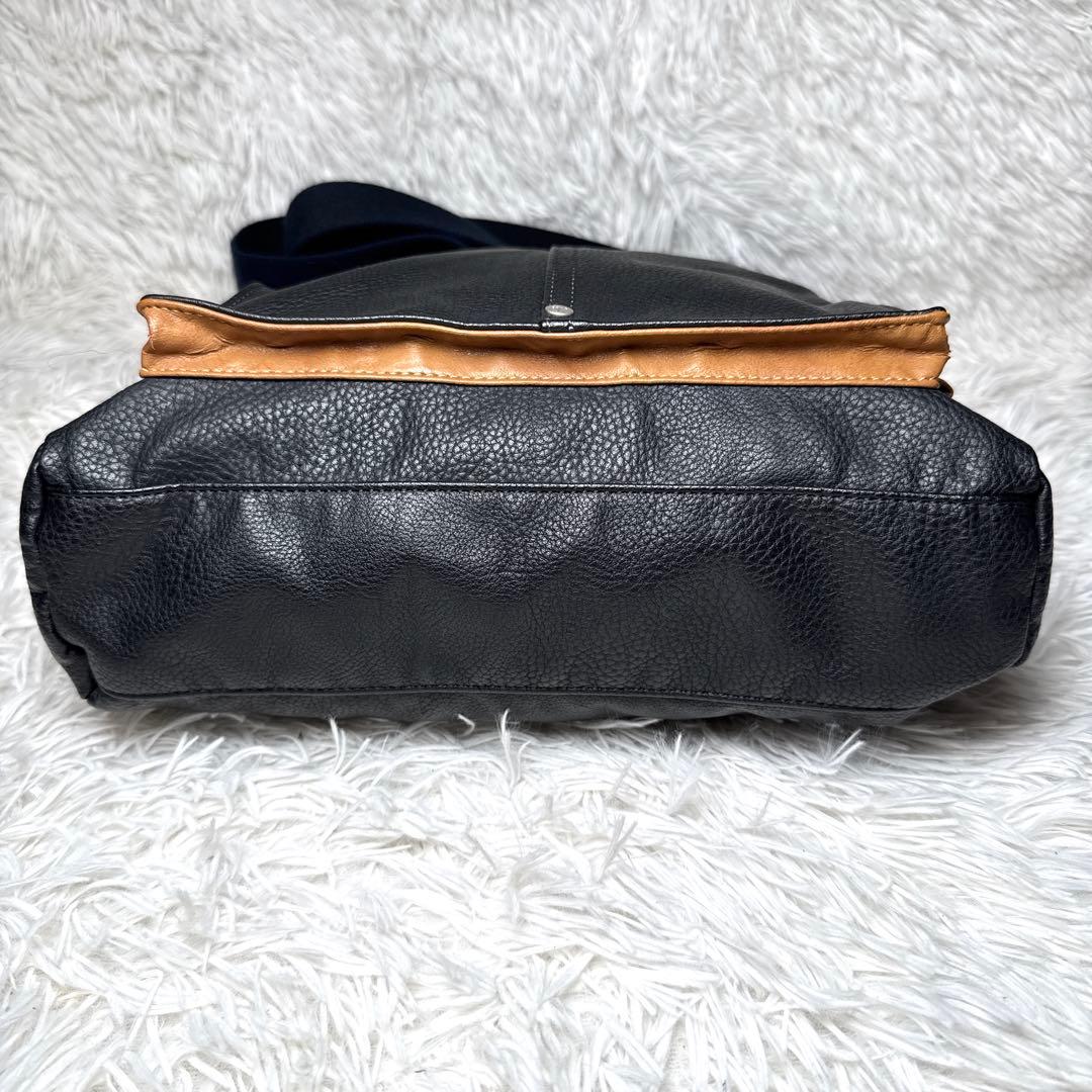 美品✨カステルバジャック ショルダーバッグ レザー 牛革 デカロゴ 黒 シボ革