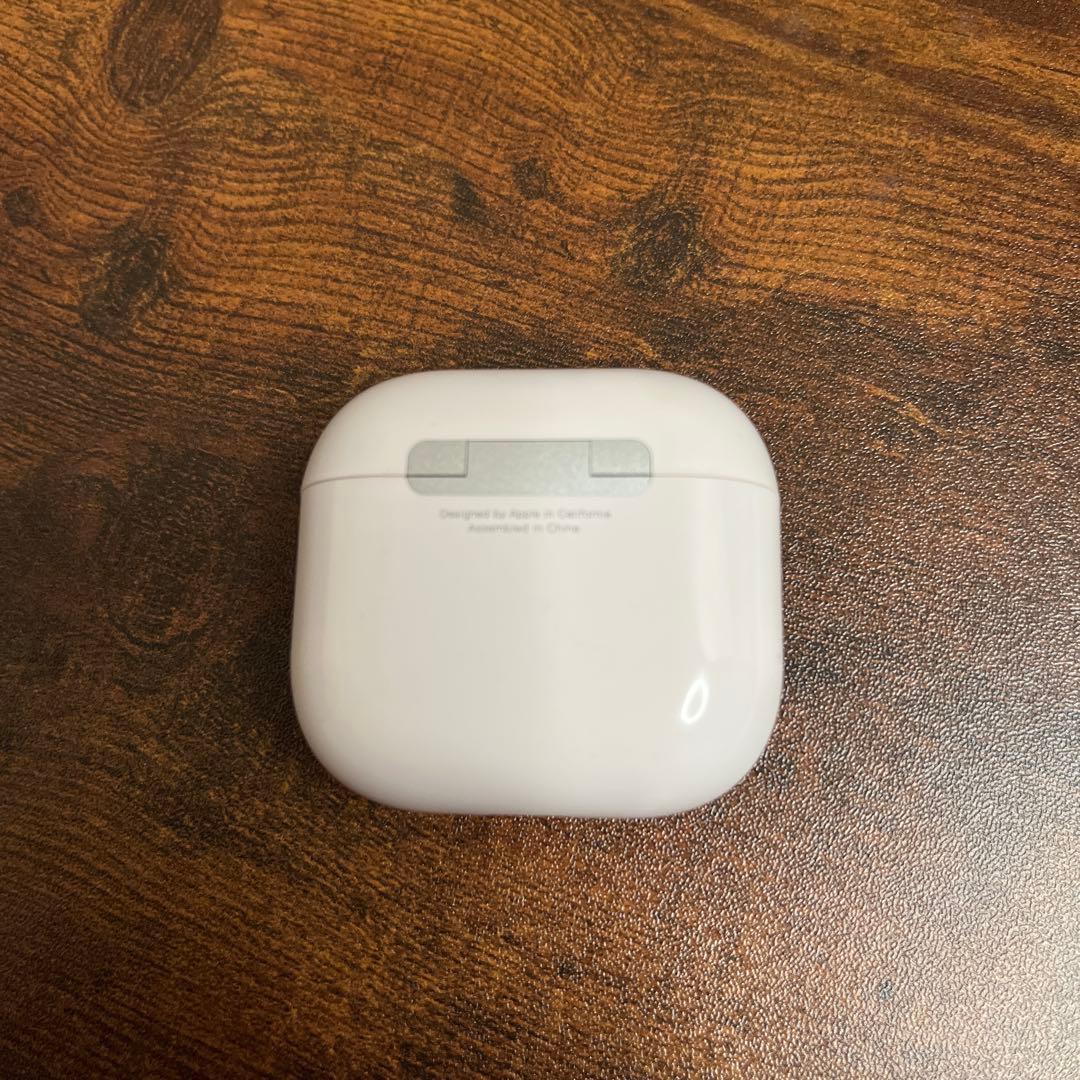 AirPods4ノイズキャンセリング機能、充電ケース付き