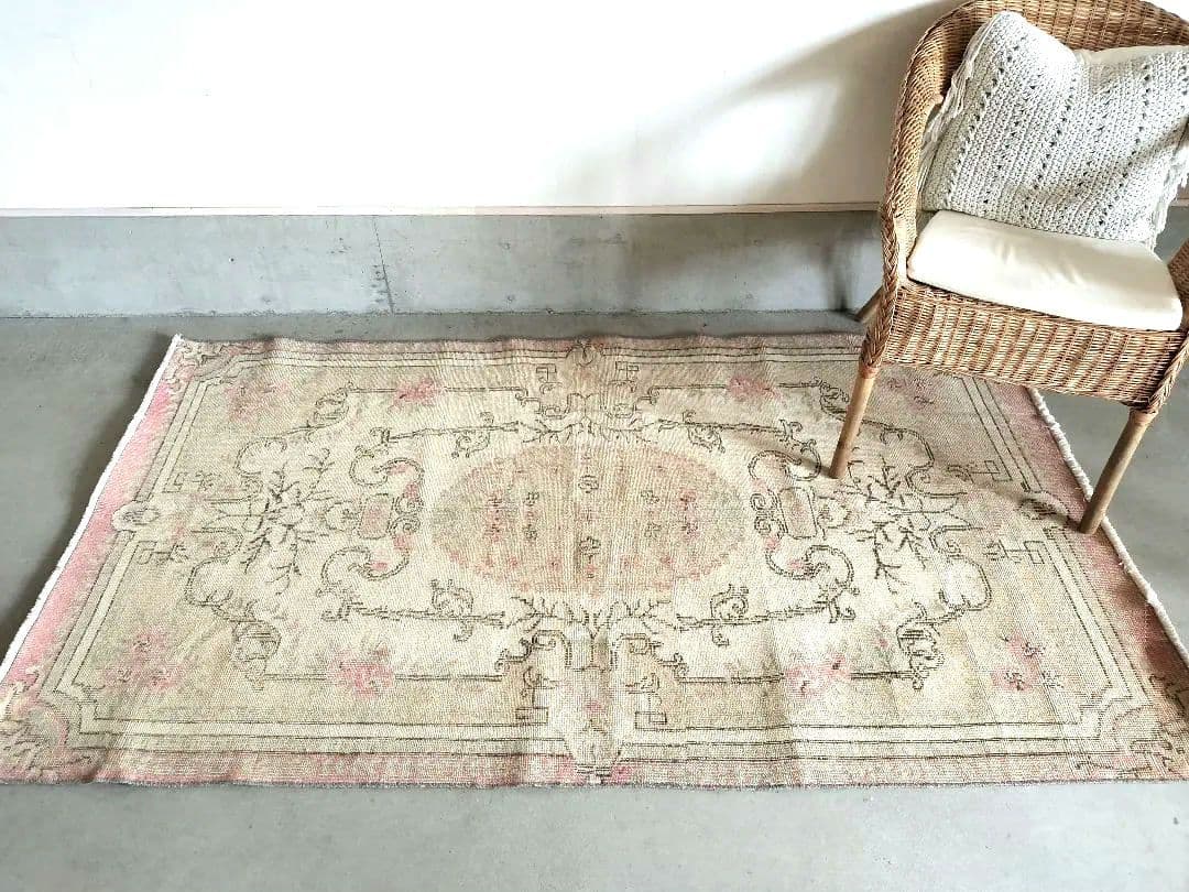 黄味ベージュとくすみパステルローズピンクのローズガーデンラグ　No624