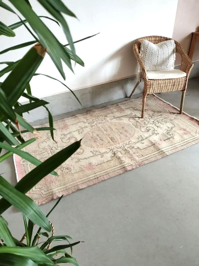 黄味ベージュとくすみパステルローズピンクのローズガーデンラグ　No624