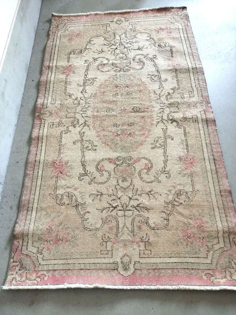 黄味ベージュとくすみパステルローズピンクのローズガーデンラグ　No624