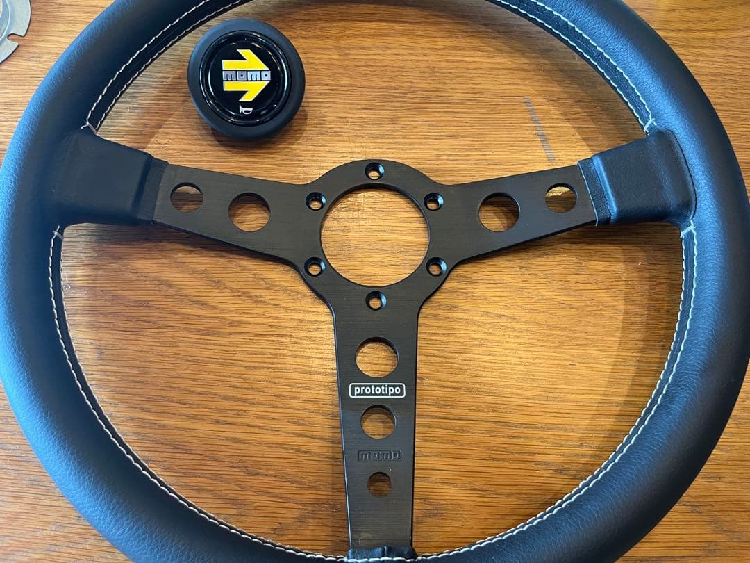 MOMO ステアリング プロトタイプ 35π ブラック レザー