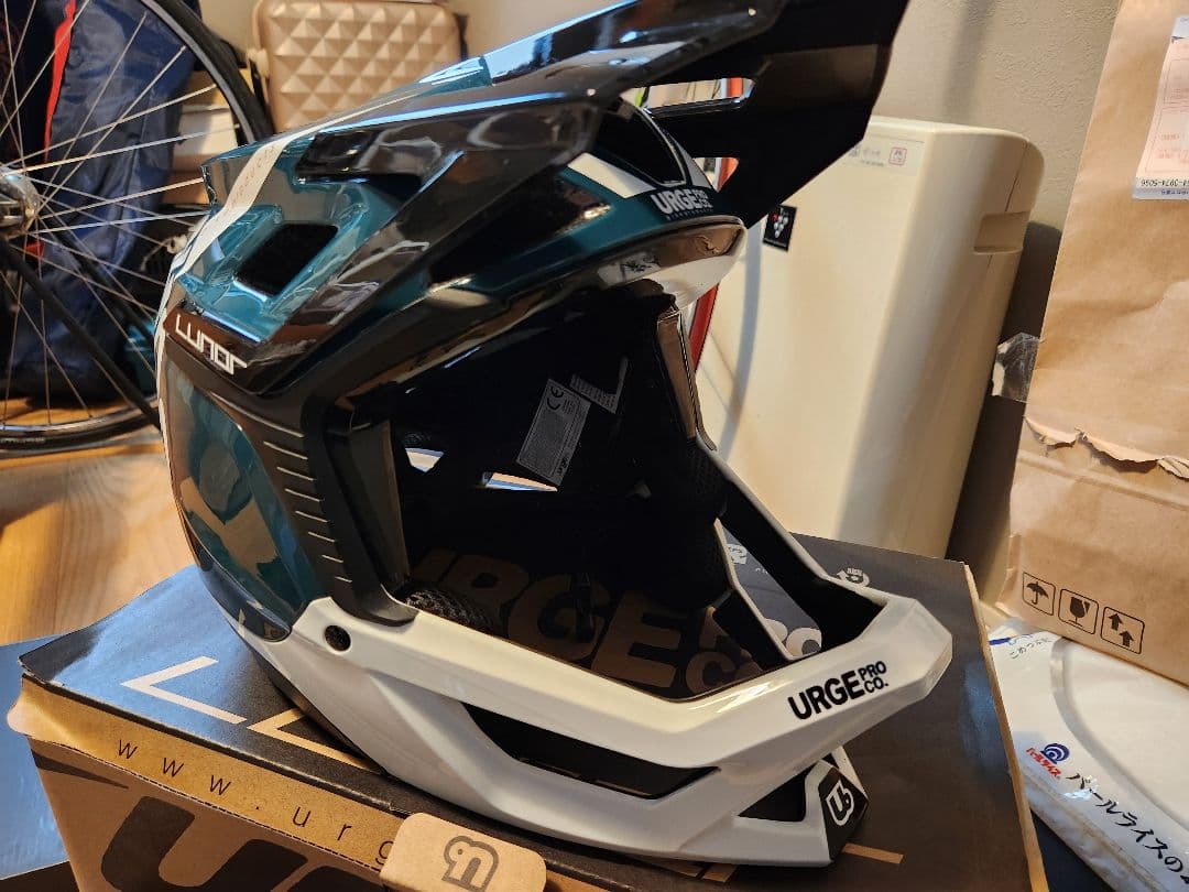 URGE LUNORヘルメットとシューズ、RF膝当てセット