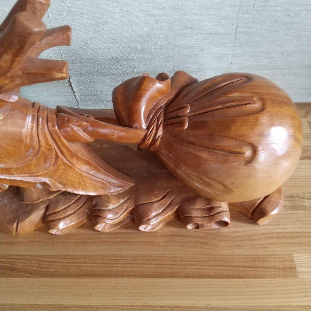 木製布袋の置物で一枚木彫りの高さ25cm長さ52cm幅15cm重さは約５キロです