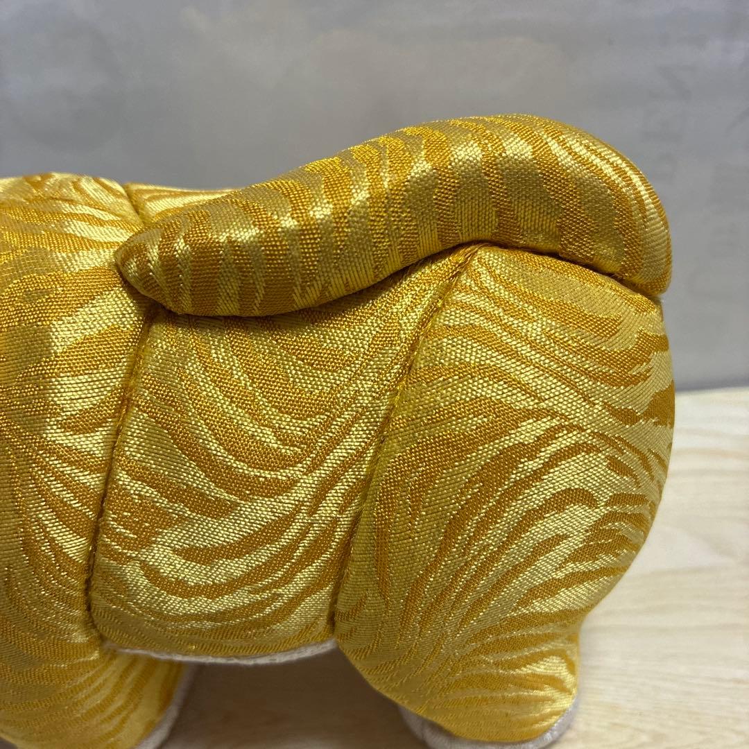 黄色い猫の置き物 ちりめん素材風 縁起物 金運アップ