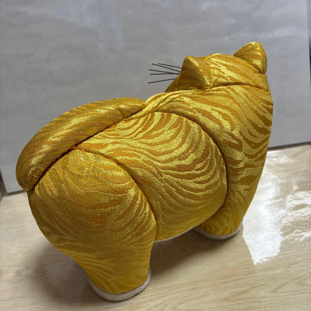 黄色い猫の置き物 ちりめん素材風 縁起物 金運アップ