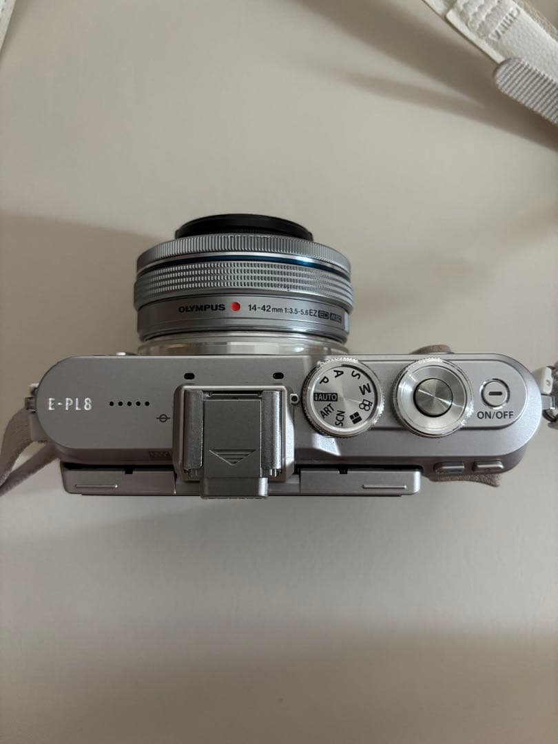 OLYMPUS PEN E-PL8 ミラーレス　本体と付属品