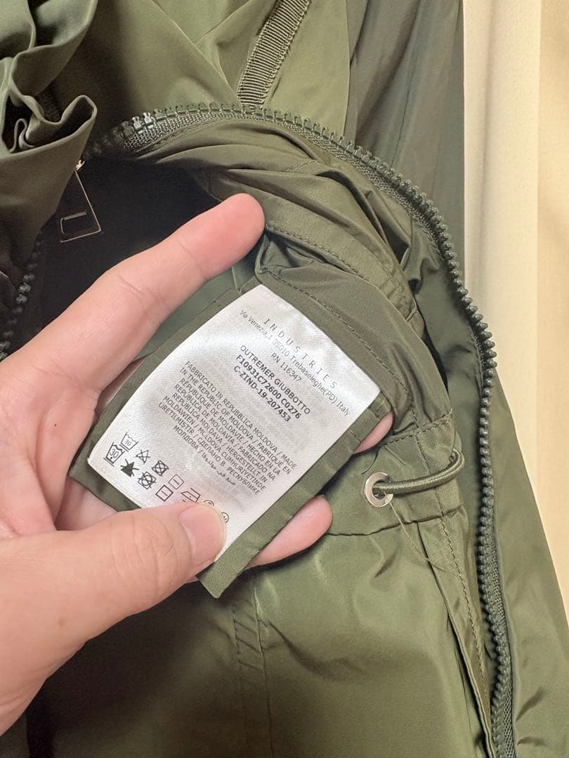 t*o様 美品　モンクレール　ナイロン　スプリングコート　フリル　OUTREME