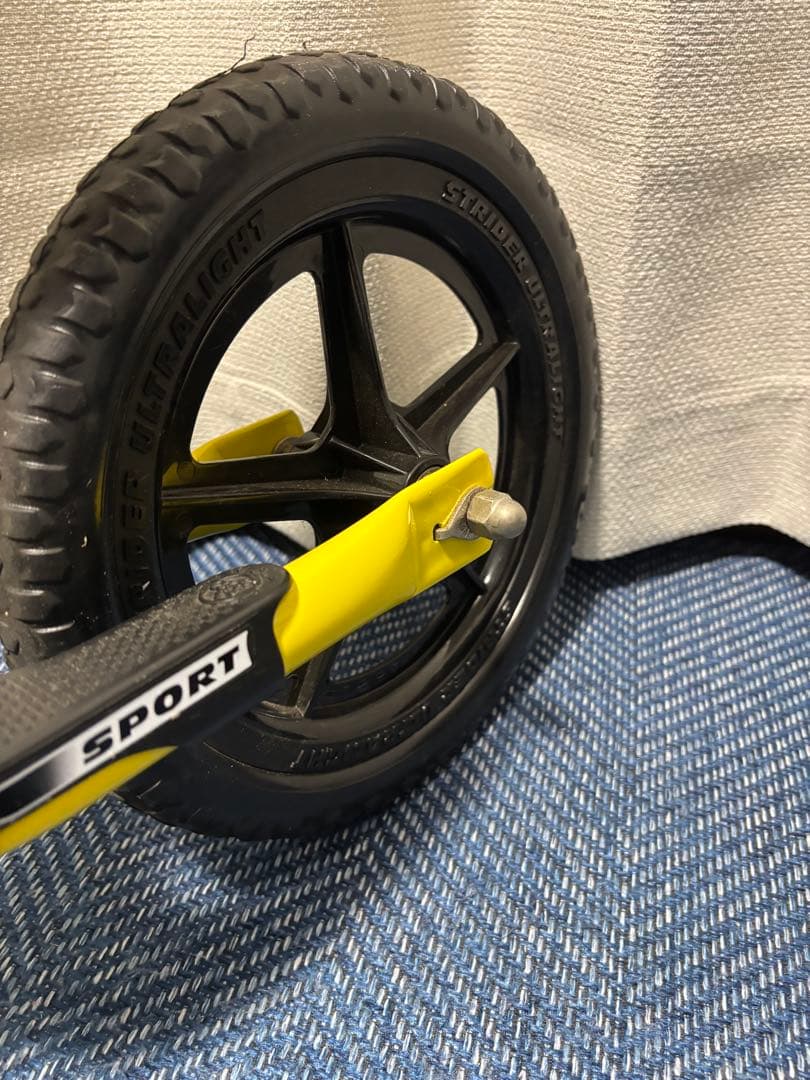 [美品] STRIDER バランスバイク 12インチイエロー　　　 スタンド付き