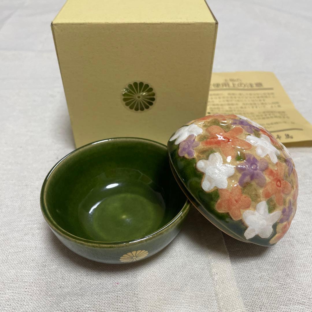 天皇家紋入り陶器　小物入れ