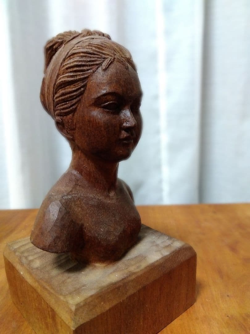 木製女性胸像彫刻