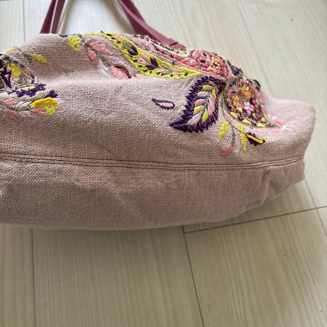 エトロの刺繍が素敵な麻のバックです。軽く使いやすいです。