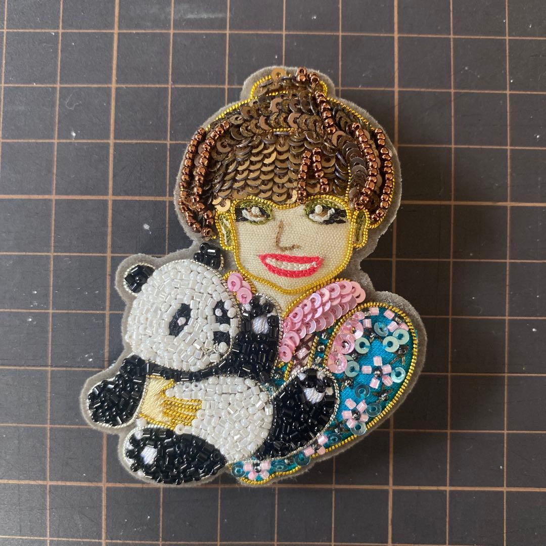 田川啓二ビーズ刺繍 パンダ抱えた黒柳徹子ピンバッジ　Tilia