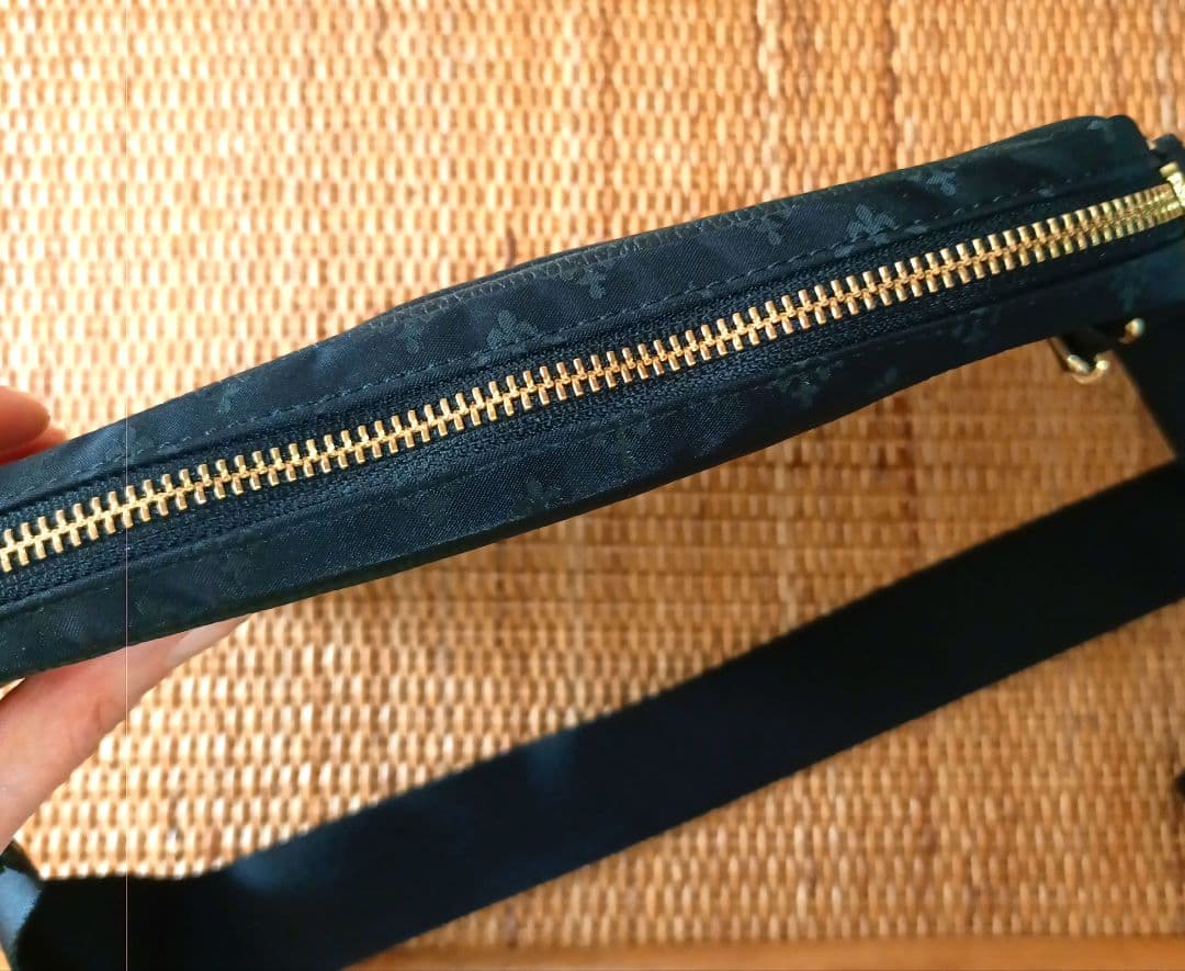 【未使用】russet ショルダーバッグ　シボ革　ロゴマーク入り　レザー　黒