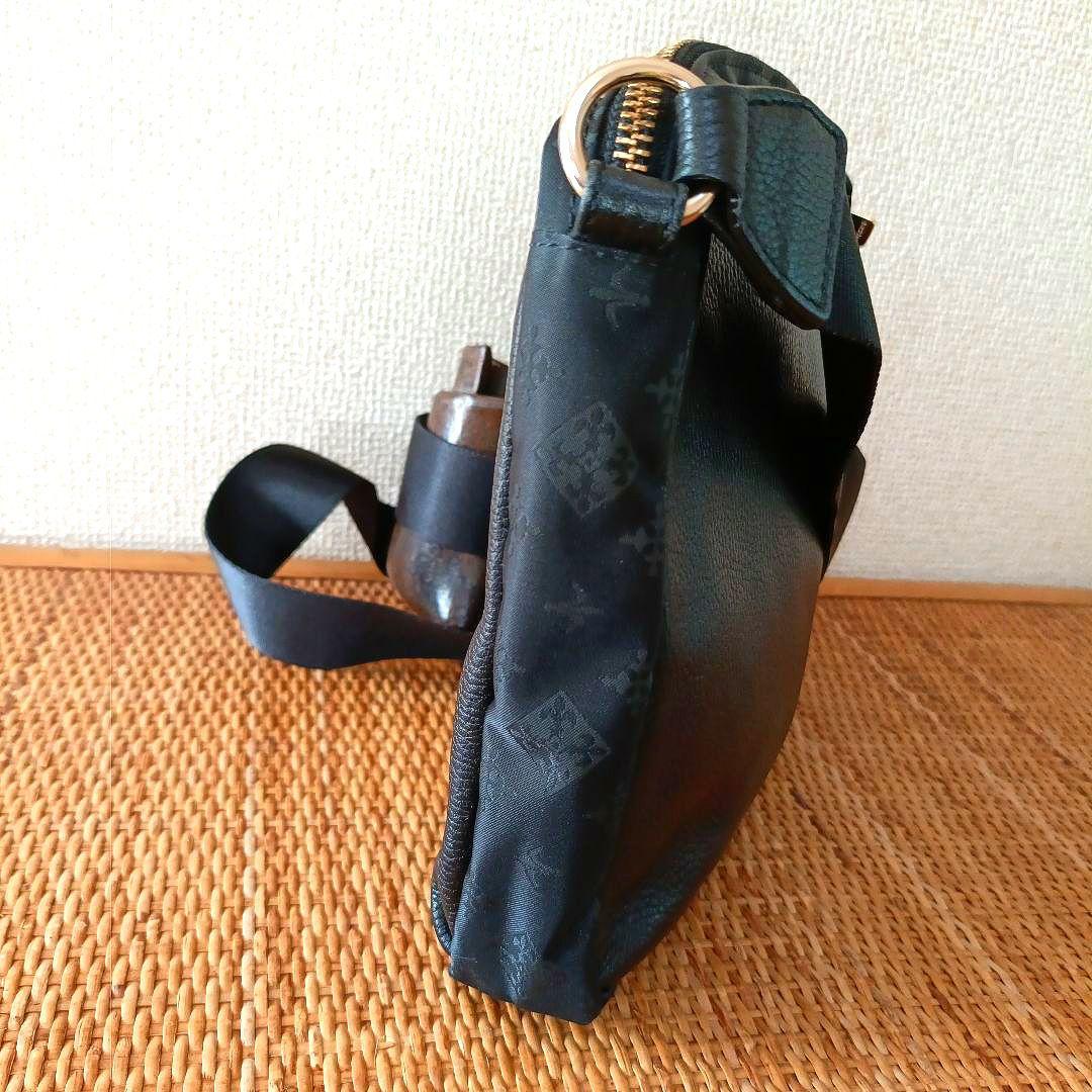 【未使用】russet ショルダーバッグ　シボ革　ロゴマーク入り　レザー　黒